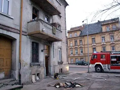 Strażacy użyli specjalnego wiatraka, by przewietrzyć klatkę schodową