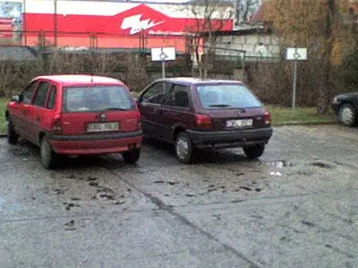Samochody na parkingu przy inspektoracie ZUS