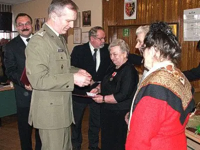 Ppłk Zbigniew Borysewicz wręcza medale