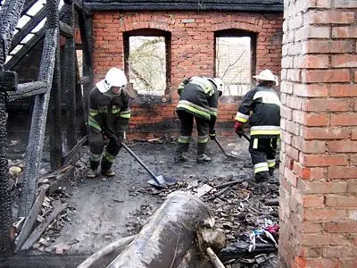 Strażacy sprzatają pogorzelisko