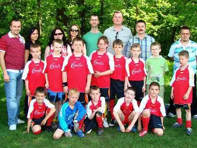 Młodzi piłkarze UKS Kusy-Starbol i ich opiekunowie