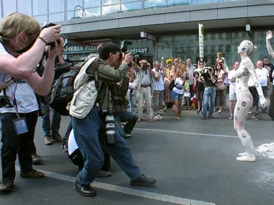 Półnaga gliniana postać dziewczyny cieszyła się ogromnym zainteresowaniem fotoreporterów