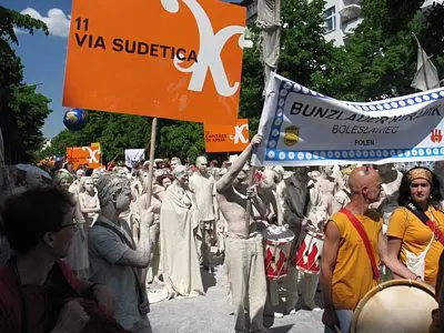 Glinoludy niosły transparent z nazwą naszego miasta