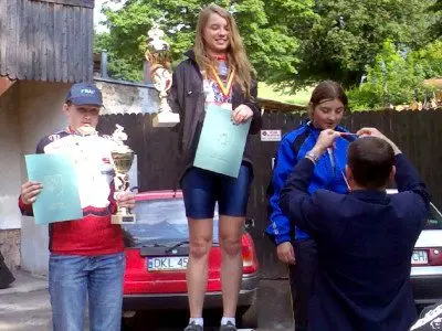 W środku: Paula Bator