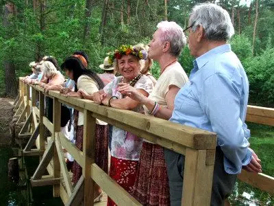 Nie mogło zabraknąć zwyczaju rzucania wianków na wodę