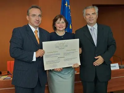 Piotr Roman z dyplomem od Rady Europy