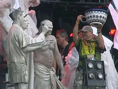 Jurek Owsiak pokazuje ceramiczną filiżankę, którą otrzymał od Glinoludów