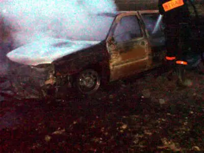 Mężczyzna niefortunnie zatrzymał auto niedaleko płonącego kombajnu