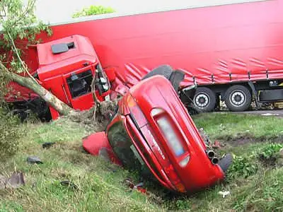 Czerwone Mitsubishi było na lawecie ciągniętej przez samochód terenowy