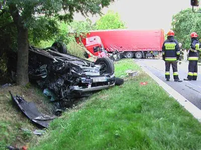 Samochód terenowy był rozcinany przez strażaków, by wyciągnąć poszkodowanych