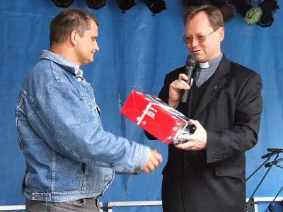 Jednym z licytowanych przedmiotów był odtwarzacz samochodowy
