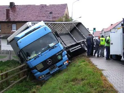 Samochód ciężraowy wpadł w poślizg i zjechał do rowu