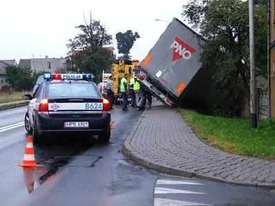 Kierowca ciężarówki twierdzi, że z drogi podporządkowanej nagle wyjechało auto osobowe