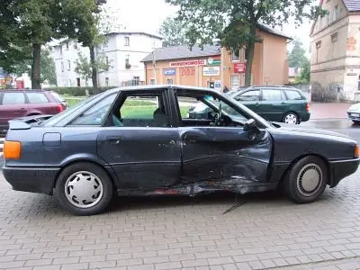Kierowca granatowego Audi skręcał w lewo na ulicę Orlą