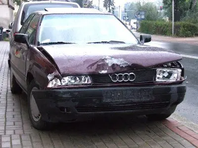 Kierowca bordowego Audi nie zdążył zahamować i uderzył w skręcający w lewo samochód