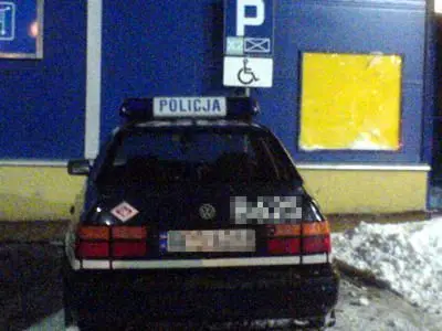 Zdjęcie wykonane w Bolesławcu zimą 2007 roku. Auto stało zaparkowane przed Hypernovą (obecnie Carrefour).