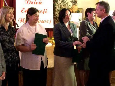 Dariusz Kwaśniewski składa gratulacje nauczycielkom ZSHiU