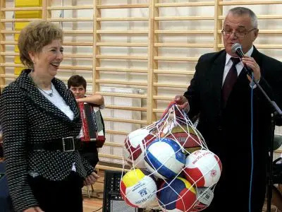 Prezydent Piotr Roman, wójt Kazimierz Gawron (na zdjęciu) i wicestarosta Stanisław Chwojnicki ofiarowali szkole sprzęt sportowy