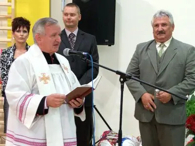 Salę poświęcił ks. prałat Wojciech Mroszczak