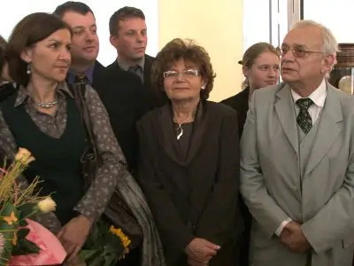Od lewej: Katarzyna Żak (pomysłodawczyni wystawy), Teresa Wolanin (wieloletnia dyrektorka Muzeum Ceramiki) i prof. Paweł Banaś