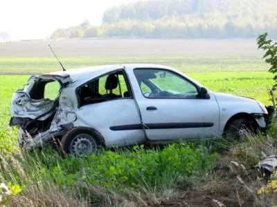 Kierowca wypadając z drogi zahaczył tyłem auta o ciężarówkę
