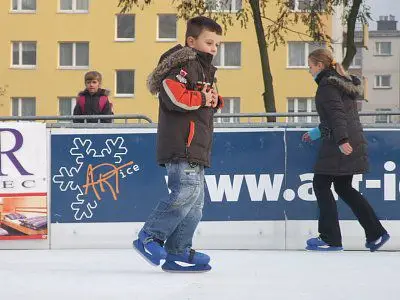 Pierwszego dnia z atrakcji sztucznego lodowiska korzystały głównie dzieci