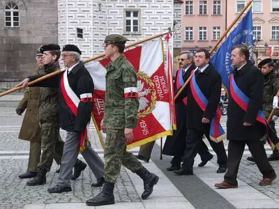 Po zakończeniu mszy poczty sztandarowe przeszły do Rynku na dalszą część uroczystości