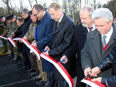 Przedstawiciele obecnych i byłych władz przecięli wstęgę