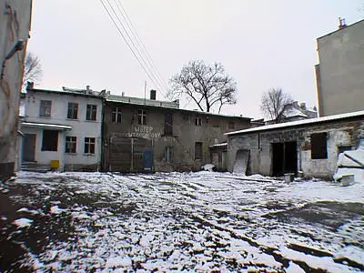 Podwórko i budynek, w którym mieszkały dzieci