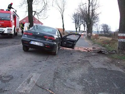 Auto jechało w kierunku Bolesławca. Po zderzeniu odwróciło się w kierunku Łazisk