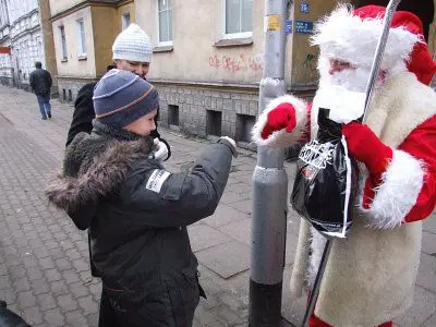 Przed wręczeniem prezentu Mikołaj i chłopiec "przybili żółwika"