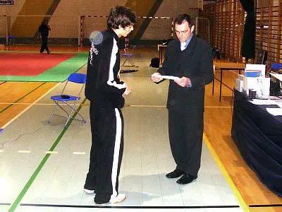 Yevgen Nikitin odbiera dyplom od Wiceprezesa Polskiego Związku Taekwondo Olimpijskiego Dariusza Płoskiego