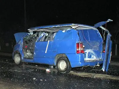 Dach busa został przecięty wzdłuż
