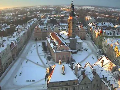 Widok z naszej kamery na zaśnieżony bolesławiecki Rynek