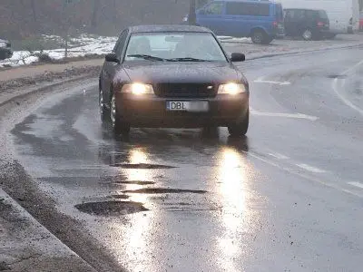 Niektórzy kierowcy próbują omijać dziurawy odcinek drogi