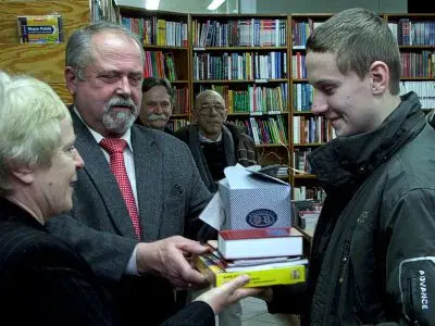 Adam Stasiak otrzymuje nagrodę z rąk Janiny Bany-Kozłowskiej i Karola Stasika