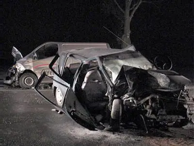 Przód Daewoo Tico został doszczętnie zniszczony. W tle samochód dostawczy