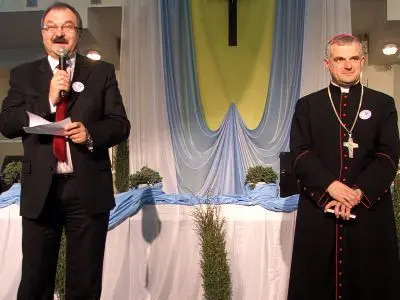 Cezary Przybylski i ks. biskup Marek Mendyk