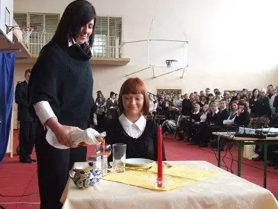 Młodzi ludzie pokazali, w jaki sposób należy obsługiwać gości