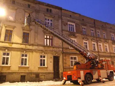 Wieczorem strażacy usuwali sople na budynku przy ul. Karola Miarki