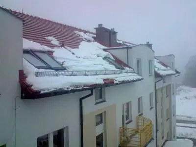 Śnieg zalegający na dachu budynku przy ulicy Śluzowej