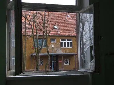 Przez to okno włamywacz dostał się do budynku szkoły