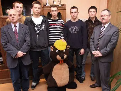 Zdobywcy II miejsca w olimpiadzie wiedzy budowlanej wraz z opiekunem i dyrektorem szkoły
