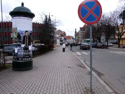 Znak zakazu przy skrzyżowaniu z ulicą Polną