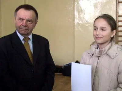 Laureatka Anna Gołębiowska i wicestarosta Stanisław Chwojnicki