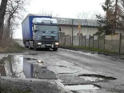 Samochody ciężarowe niszczą drogi w Gierałtowie