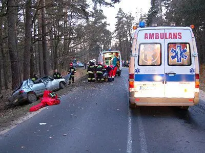W wypadku ucierpiały trzy osoby. Stan jednej z nich jest ciężki.