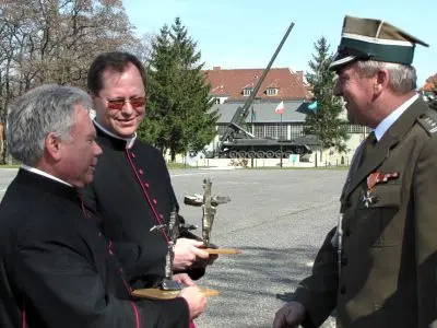 Ks. dziekan Stanisław Kusik, ks. dziekan Andrzej Jarosiewicz i płk Roman Kłosiński