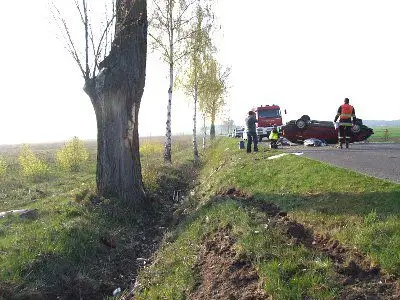 Kierowca stracil panowanie nad pojazdem, uderzył w drzewo i dachował