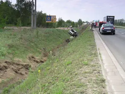 Po lewej stronie widać miejsce, gdzie uderzyło auto. Zatrzymało się kilkadziesiąt metrów dalej, gubiąc po drodze silnik.